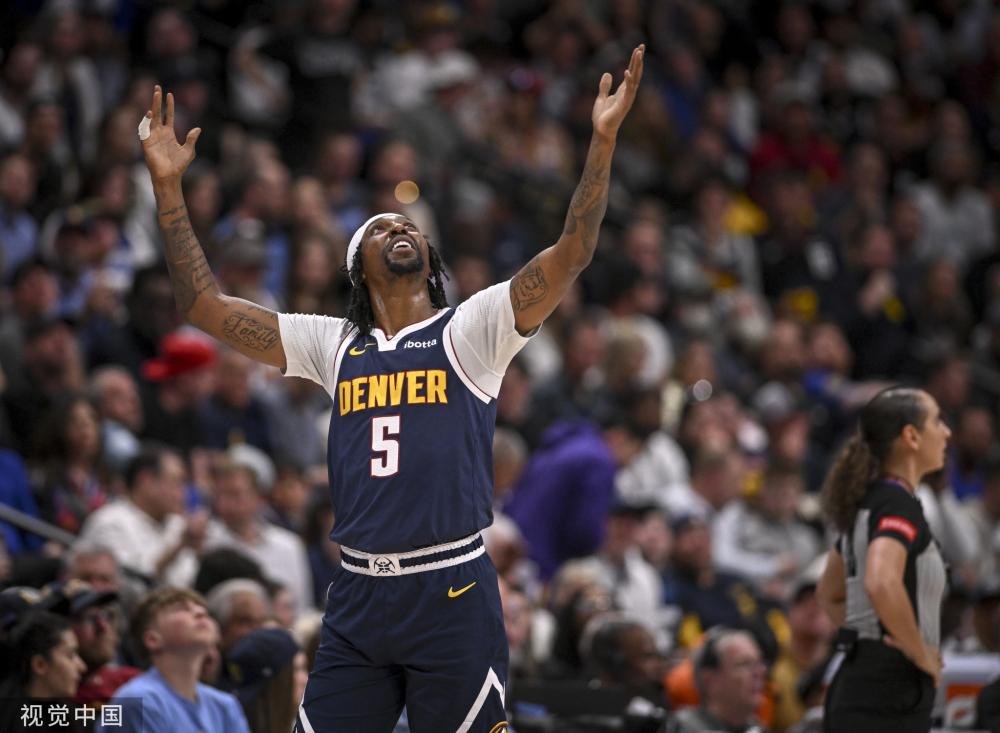 而西蒙斯正 而西蒙斯正